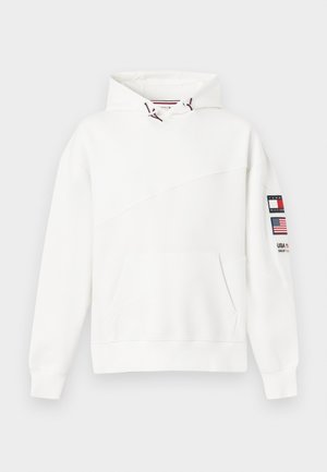 Hvit hettegenser med kengurulomme foran, skrå sømdetalj og ermelapp med Tommy Hilfiger-logo og amerikanske flagg.