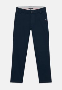Navy krāsas chinos, kas izgatavoti no kokvilnas maisījuma auduma; ar pogu aizdari, sānu kabatām un svītrainu jostasvietu. Piegriezums - šaurs.