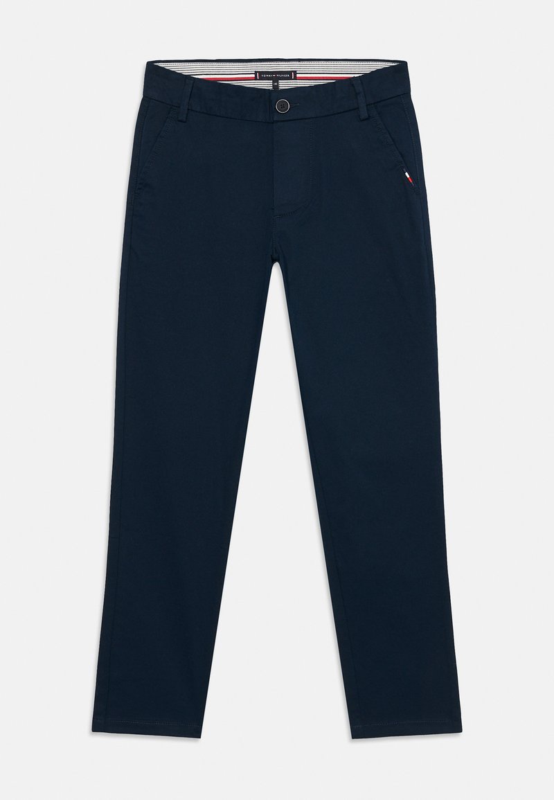 Navy krāsas chinos, kas izgatavoti no kokvilnas maisījuma auduma; ar pogu aizdari, sānu kabatām un svītrainu jostasvietu. Piegriezums - šaurs.