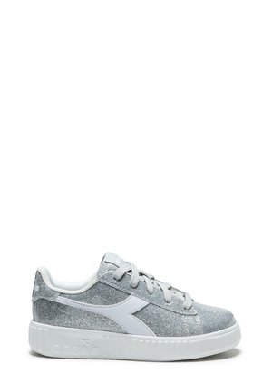 Sneakers basse argento con glitter, suola bianca, banda logo bianca e lacci grigi.