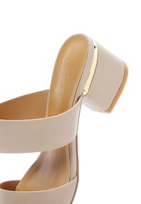 Sandali con tacco beige con due fasce larghe, finitura liscia e un accent gold sul tacco blocco. Design leggero e suola comoda.