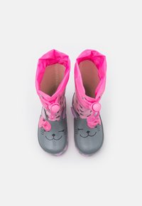 Stivali da pioggia in gomma grigia con accenti rosa, caratterizzati da un design a tema gatto, orlo elastico e regolazione a cordino. Superficie liscia con motivi giocosi.