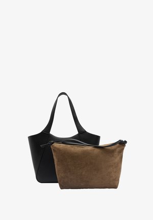 Czarna skórzana torba typu tote o miękkich konturach i długich uchwytach, zestawiona z brązowym zamszowym etui z zamknięciem na zamek i czarnymi akcentami.