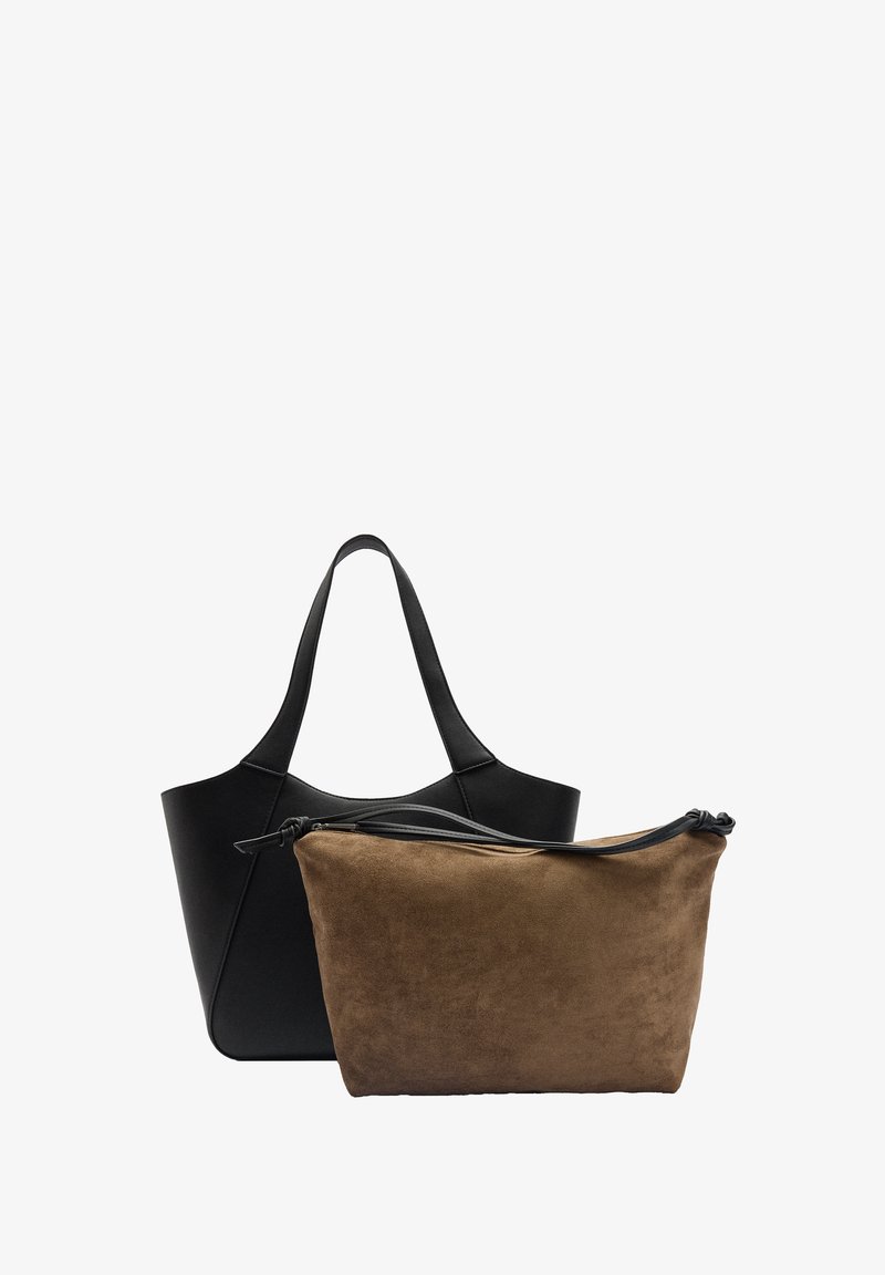 Czarna skórzana torba typu tote o miękkich konturach i długich uchwytach, zestawiona z brązowym zamszowym etui z zamknięciem na zamek i czarnymi akcentami.