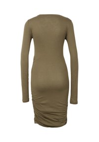 Długa sukienka w kolorze oliwkowej zieleni z długim rękawem, o dopasowanym kroju i marszczonych detalach po bokach, wykonana z miękkiej, rozciągliwej tkaniny.
