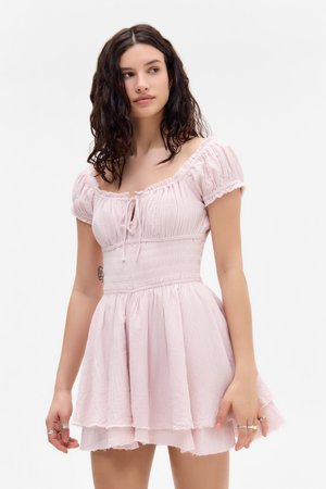 Helles rosa kurzes Kleid mit Puffärmeln, gerafftem Oberteil und mehrlagigem Rock. Strukturierter Stoff mit gerafftem Design und rohen Saumdetails.