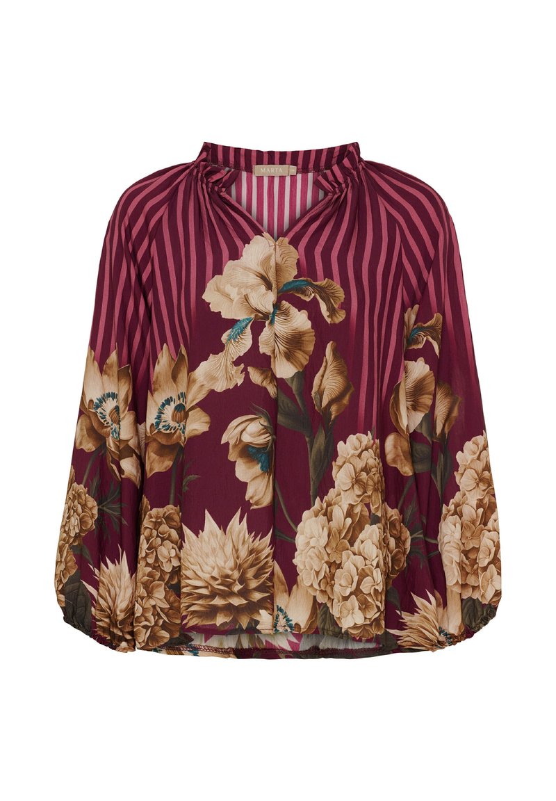 Blomstret bluse med burgunderbaggrund, prydet med mønstre af cremede og brune blomster. Letvægtigt stof, løs pasform og rynket halsudskæring.