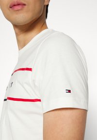 Tommy Hilfiger LARGE FLAG TEE - T-shirt estampada - ecru