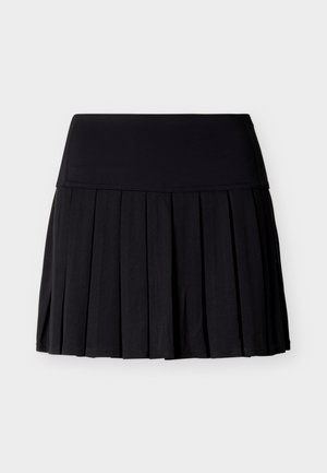 Čierna plisovaná mini sukňa so širokým pásom, vyrobená z hladkej látky, vystavená na ploche na svetlom pozadí.