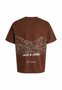 T-shirt en coton marron avec un dessin ligne blanc de montagnes au dos, et "JACK & JONES" ainsi que "EST. MCMXC" imprimés en dessous.