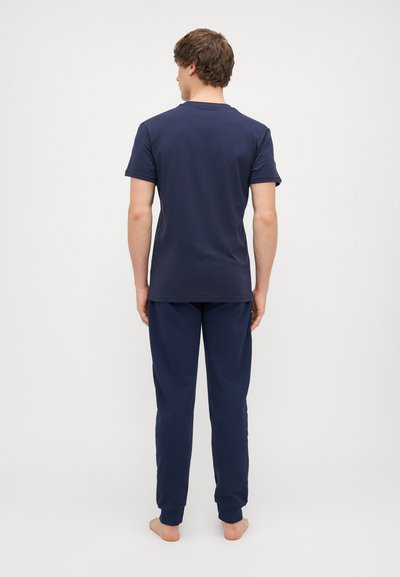 Námornícka bavlnená tričko s krátkymi rukávmi a zodpovedajúce tepláky, základný dizajn, elastické manžety na nohaviciach, hladká textúra, bez viditeľných vzorov.