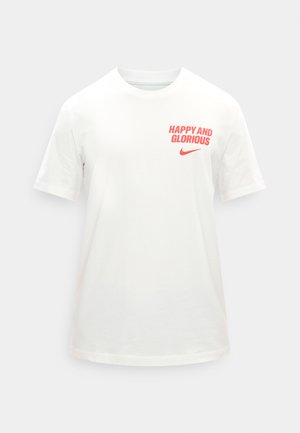 Λευκό κοντομάνικο μπλουζάκι με στρογγυλή λαιμόκοψη, με κόκκινο κείμενο "ΕΥΤΥΧΙΣΜΕΝΟΣ ΚΑΙ ΕΝΔΟΞΟΣ" και κόκκινο σήμα Nike στην αριστερή πάνω πλευρά του στήθους.