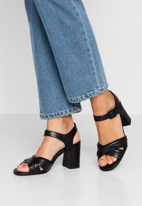 Zign Sandály na vysokém podpatku - black