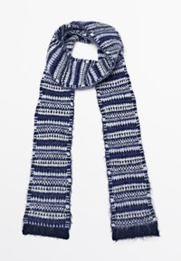 Sciarpa a righe blu navy e grigia realizzata in un morbido materiale peloso con estremità frangiate; presenta motivi alternativi di righe solide e texturizzate.