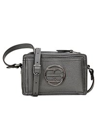 Kovově šedá crossbody taška s texturovaným povrchem, vybavená embosovaným logem, nastavitelným popruhem a zipovým uzávěrem.