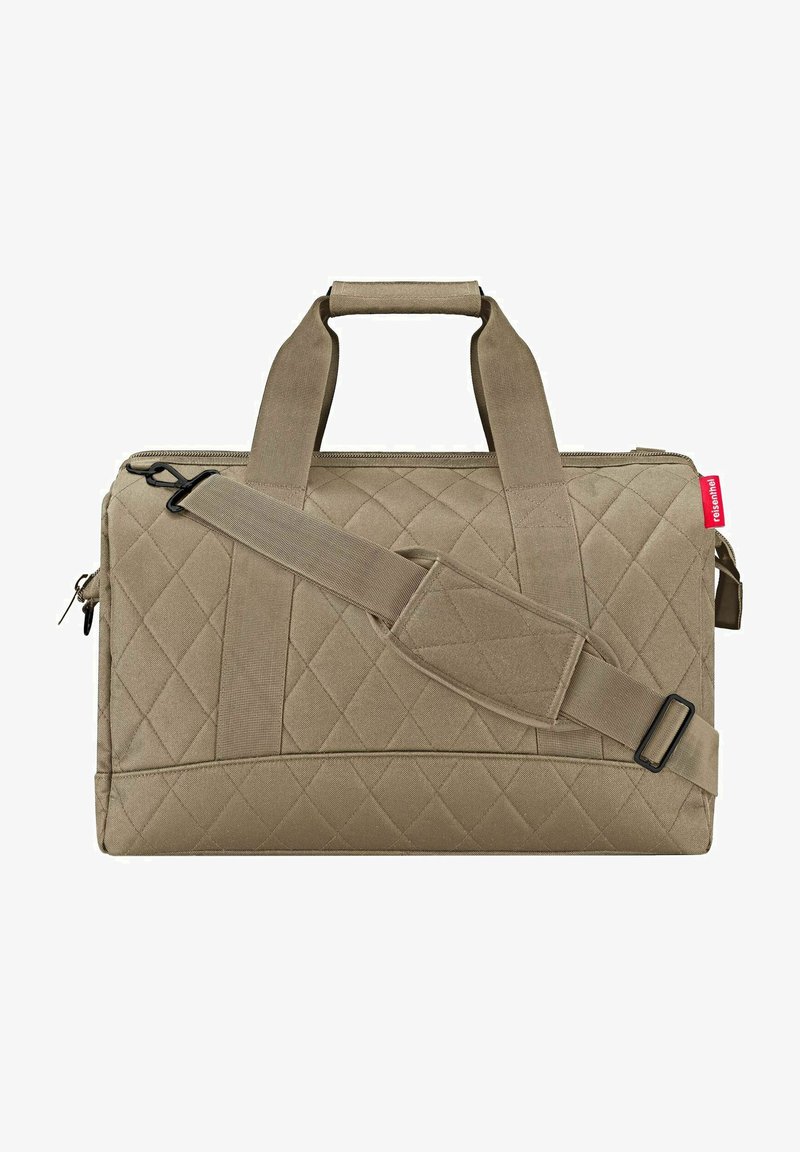 Borsa in tessuto beige trapuntato con doppi manici superiori e una tracolla regolabile. Presenta una chiusura con cerniera e un'etichetta con il marchio.