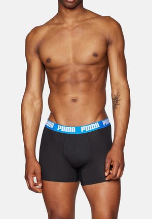 Schwarze Boxer-Shorts mit einem blauen Puma-Logo auf dem Bund, ausgestattet mit einem figurbetonten Design und glattem Baumwollstoff für Komfort.