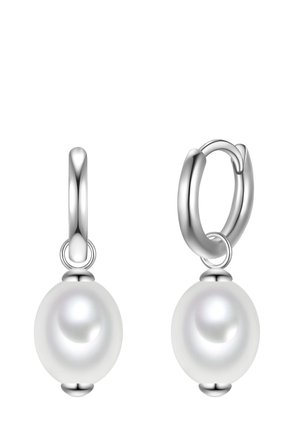 Pendientes de aro de plata con grandes perlas blancas. Las perlas son lisas con un acabado brillante, acentuadas por un herraje simple y redondeado.