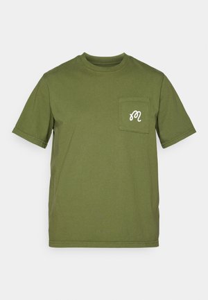 Roheline lühikeste varrukatega T-särk ümmarguse kaelusega ja väike valge kirjaga logo vasakul rinnataskul valge tausta ees.