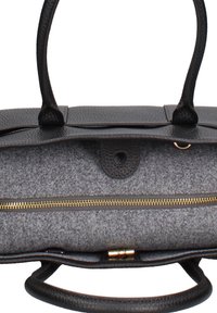 Borsa nera in pelle con esterno testurizzato, interno in feltro grigio con cerniera, doppi manici superiori e dettaglio con cerniera in tonalità oro.