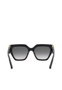 Lunettes de soleil carrées noires surdimensionnées avec des verres à dégradé foncé et des branches épaisses ornées de petits accents dorés près des charnières.