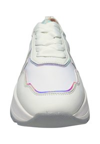 Weiße Sneakers aus glattem Synthetikmaterial, mit kontrastierenden irideszenten Akzenten entlang der Nähte, runder Zehenform und strukturiertem Gummisohle.