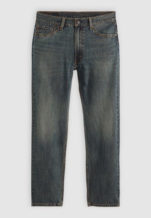 Jeans in denim blu a gamba dritta con lavaggio sbiadito, cinque tasche e chiusura con bottoni, distesi su sfondo bianco.