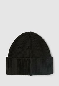 Zwarte gebreide beanie met ribbeltextuur. Heeft een omgeslagen rand en een ronde bovenkant, gemaakt van een zacht, flexibel materiaal.