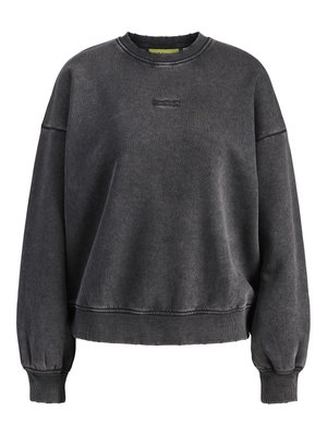 Temno siva pulover iz bombažnega mešanice, s krožnim izrezom, spuščeno rameni ter rebrastimi manšetami in robom. Diskretna logotip blagovne znamke na prsih.