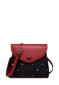 Černá a červená kabelka se strukturovaným designem, která má červenou koženou klopu, nastavitelný popruh a tečkovaný vzor v různých barvách.