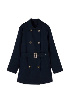Trench coat doppiopetto blu navy con sei bottoni, cintura in vita con fibbia dorata e maniche lunghe su sfondo bianco.