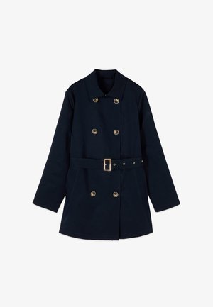 Marineblauwe dubbelgeknoopte trenchcoat met zes knopen, een tailleceintuur met een gouden gesp en lange mouwen op een witte achtergrond.