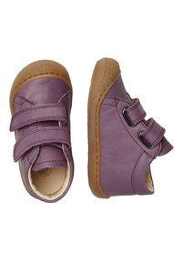 Scarpe in pelle viola con due cinturini in velcro, suole in gomma marrone e una leggera punta arrotondata. Texture liscia con cuciture visibili.