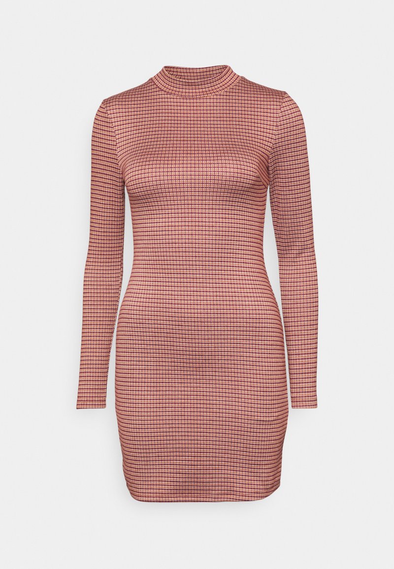 Vestido de mangas longas em textura canelada, apresentando um padrão em grelha em tons de rosa e vermelho. Design de gola alta com uma silhueta ajustada.
