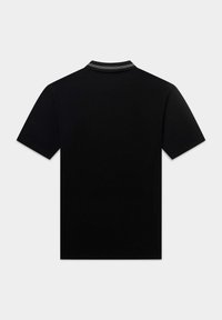 Svart polo skjorta med en klassisk krage och kontrasterande vita ränder, korta ärmar och en slät, lätt tygkvalitet.