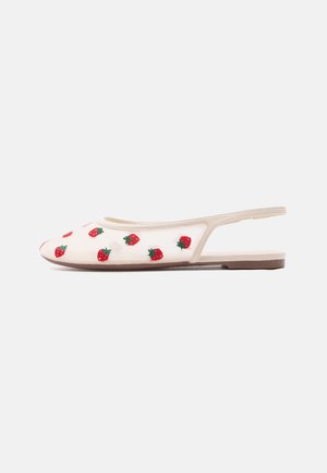Weißer Slingback-Flachschuh mit bestickten roten Erdbeeren und beigem Besatz vor hellem, einfarbigem Hintergrund.