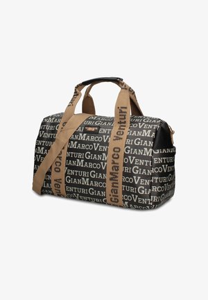 Zwart-beige rechthoekige sporttas met een herhalend tekstpatroon "Gian Marco Venturi" en beige schouder- en handriemen.