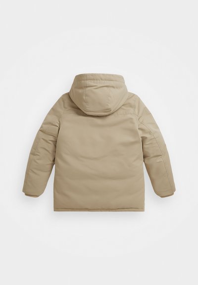Beige isolierte Jacke mit Kapuze, die eine glatte Textur, ein einfaches Design und elastische Bündchen an den Ärmelenden aufweist.