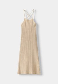 Robe en tricot beige avec une texture côtelée, des bretelles spaghetti et une silhouette ajustée, atteignant la longueur mi-mollet. Bretelles croisées dans le dos.