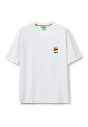 Wit T-shirt met korte mouwen met een kleine afbeelding van een strohoed en het woord "Luffy" op het linkerborstgebied.