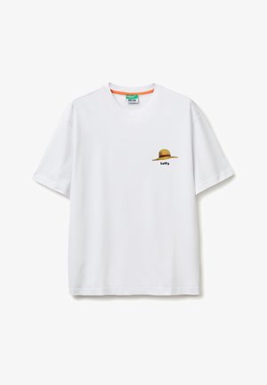 T-shirt blanc à manches courtes avec un petit motif d'un chapeau de paille et le mot « Luffy » sur la partie gauche de la poitrine.