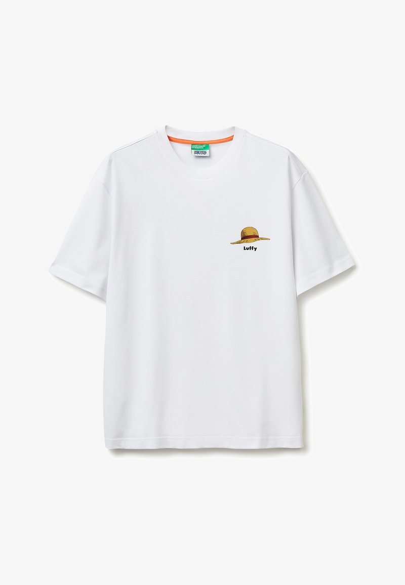 Weißes T-Shirt mit kurzen Ärmeln und kleiner Grafik eines Strohhuts sowie dem Wort „Luffy“ auf der linken Brustseite.
