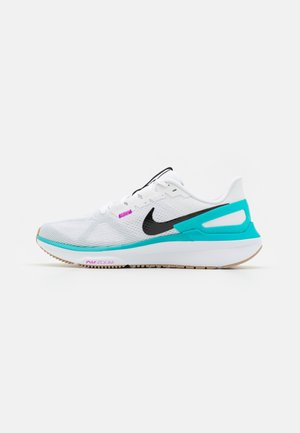 Chaussure de course Nike blanche et turquoise avec logo swoosh noir et texte rose "Air Zoom" sur la semelle, vue de côté sur un fond uni.