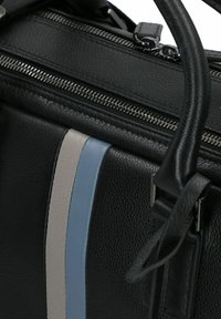 Zwarte leren tas met een gestructureerd oppervlak, voorzien van een ritssluiting en drie verticale strepen in lichtgrijs met blauwe accenten.
