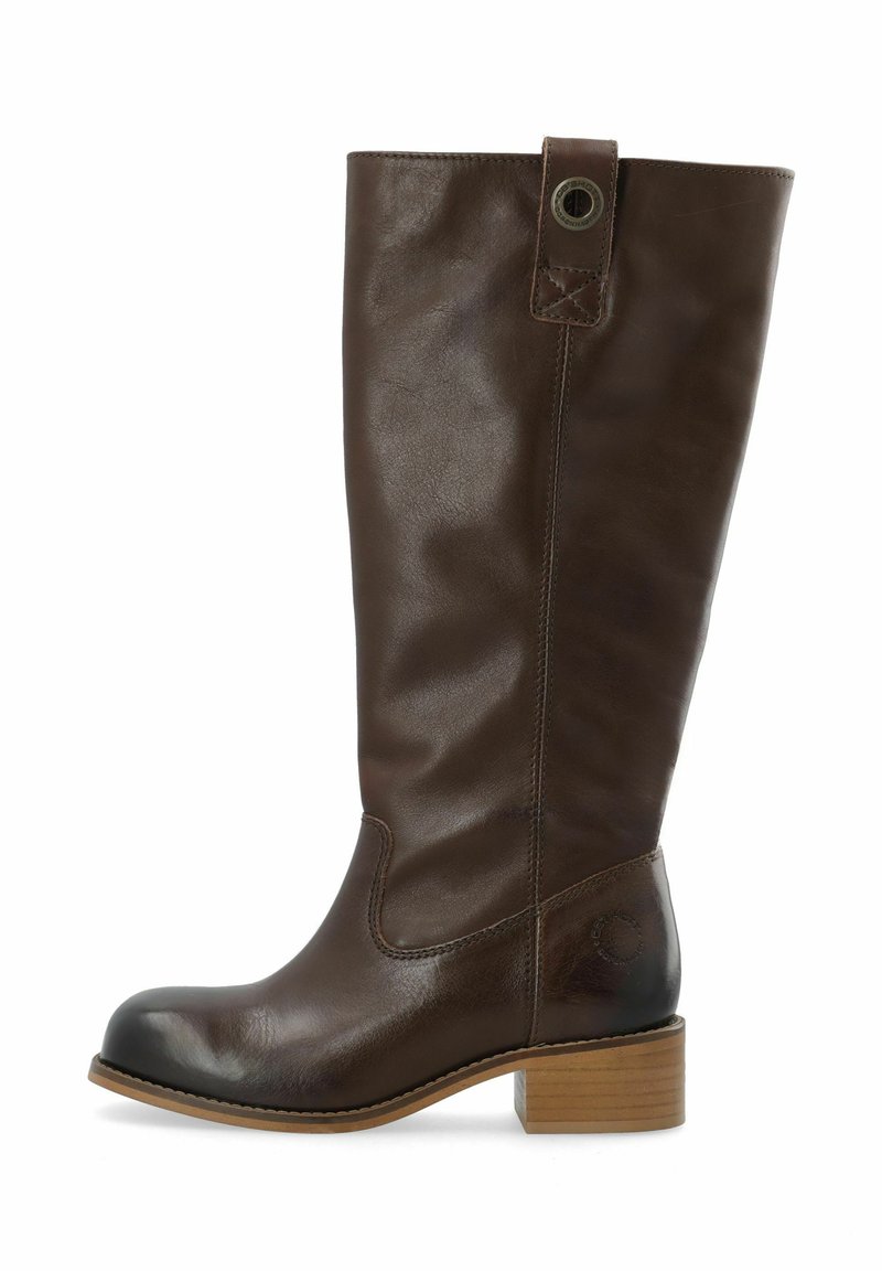 Burgundske usnjene škornje do kolen z zaobljenim nosom, teksturirano površino, diskretnimi šivi in nizko zloženo peto. Imajo zanko in kovinski poudarek.