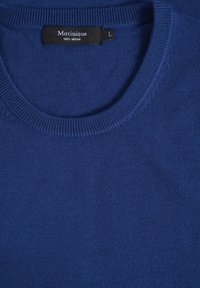 Modra pulover iz 100% merino volne, z okroglim izrezom in rebrastim ovratnikom, z gladko teksturo in oznako, ki pravi "Matinique."