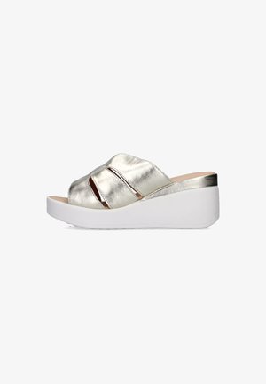 Sandali platform in argento metallico con design a strap incrociate, suola a cuneo bianca e texture liscia. Presentano punta aperta e sezioni incise.
