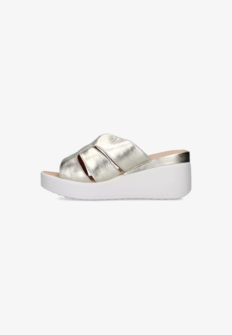 Sandali platform in argento metallico con design a strap incrociate, suola a cuneo bianca e texture liscia. Presentano punta aperta e sezioni incise.