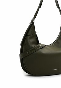 Borsa a mano in pelle verde oliva con forma curva, chiusura con zip e ampia tracolla regolabile con branding impressa. Finitura testurizzata.