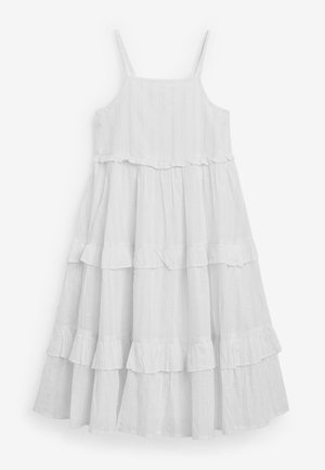 Biała sukienka w stylu tiered z cienkimi ramiączkami, ozdobiona teksturowanym materiałem z pionowymi paskami i falbaniastymi akcentami wzdłuż warstw.